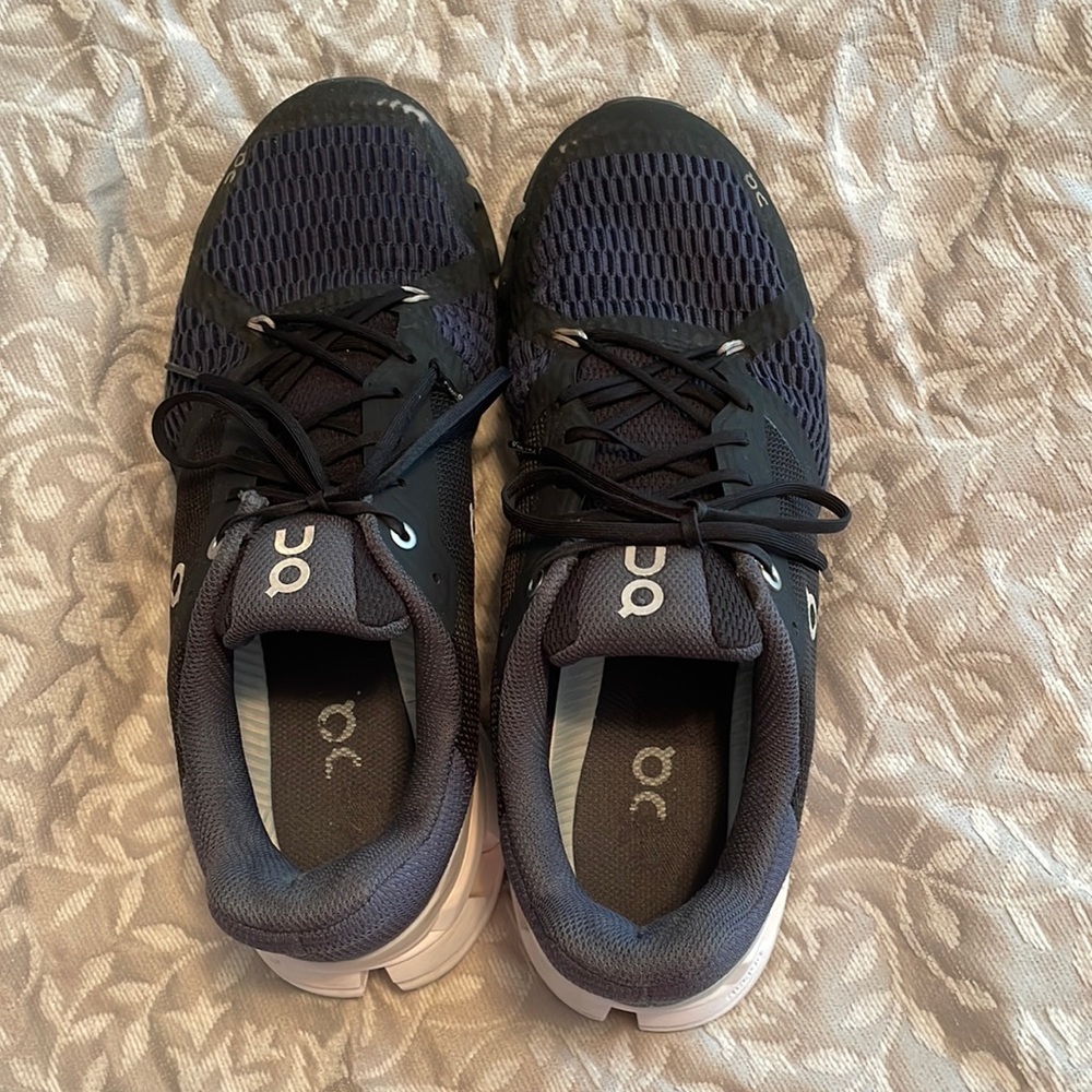 Mens black and Navy On Cloud running tennis shoes size 9 wide